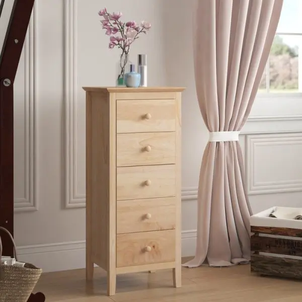 Hình chữ nhật thanh mảnh của tủ giúp bạn lưu trữ những vật dụng nhỏ như chìa khóa xe, điều khiển hay các loại tạp chí.