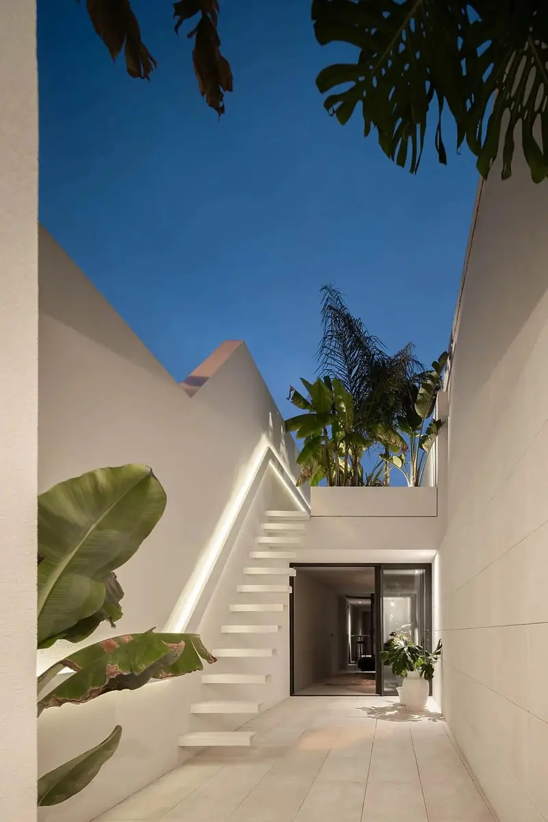 Nhà được xây dựng trên một mảnh đất dài 30m và rộng 2,5m với đầy đủ giếng trời, phòng khách, 1 phòng ngủ, nhà bếp và sân thượng