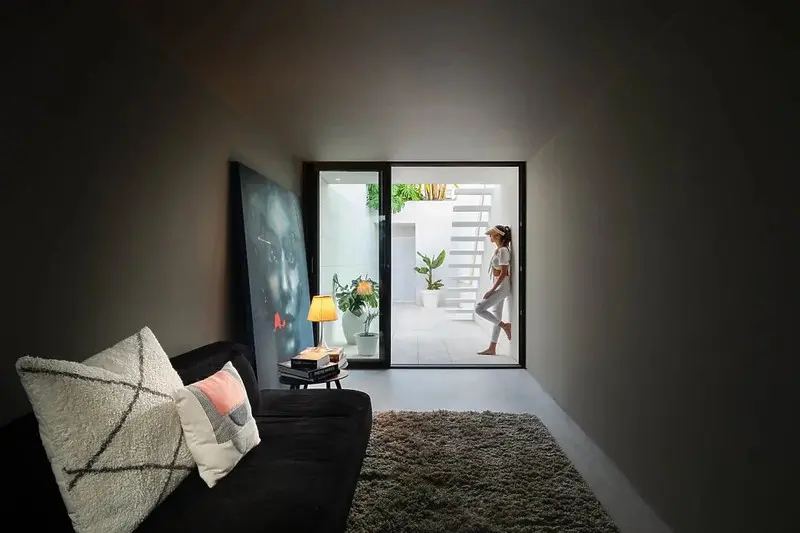 Khoảng sân trước cũng tràn ngập ánh sáng lấy trực tiếp từ giếng trời