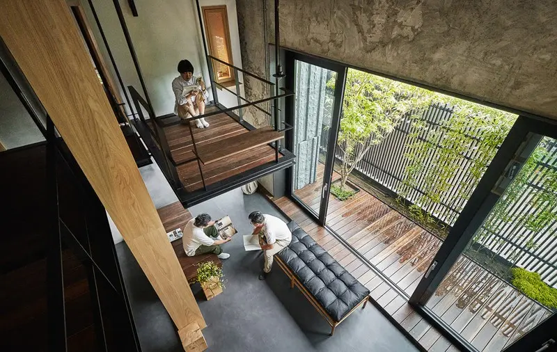 Tháp treo mang đến một khu vực đọc sách độc lập, tách biệt với phòng khách bên dưới.