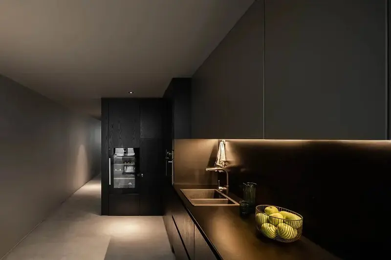 Bếp nấu ốp gạch tối được làm nổi bật dưới ánh đèn Led