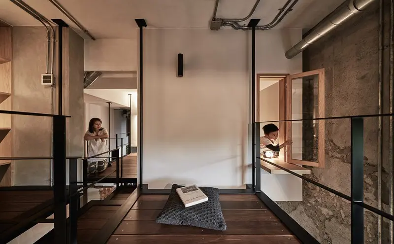 Hai phòng ngủ kết nối với nhau bằng một khoảng chung ở giữa.
