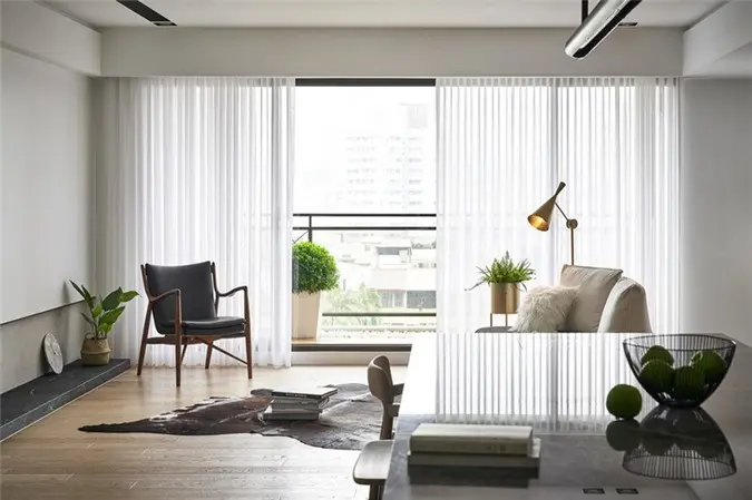 Một tấm thảm lông thú, phù hợp với phong cách chung của căn phòng
