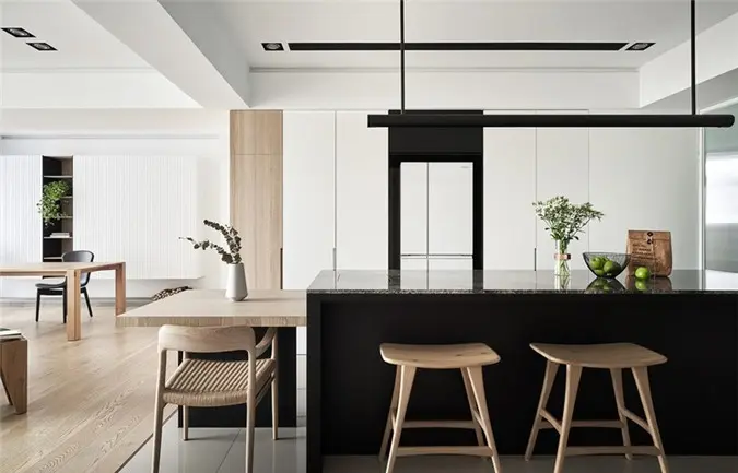 Cuối đảo bếp, chủ nhà mở rộng thêm một chiếc bàn ăn dùng để ăn sáng