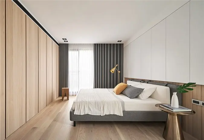 Tủ quần áo âm tường chạy dọc theo bức tường khiến phòng trông rộng hơn gấp bội