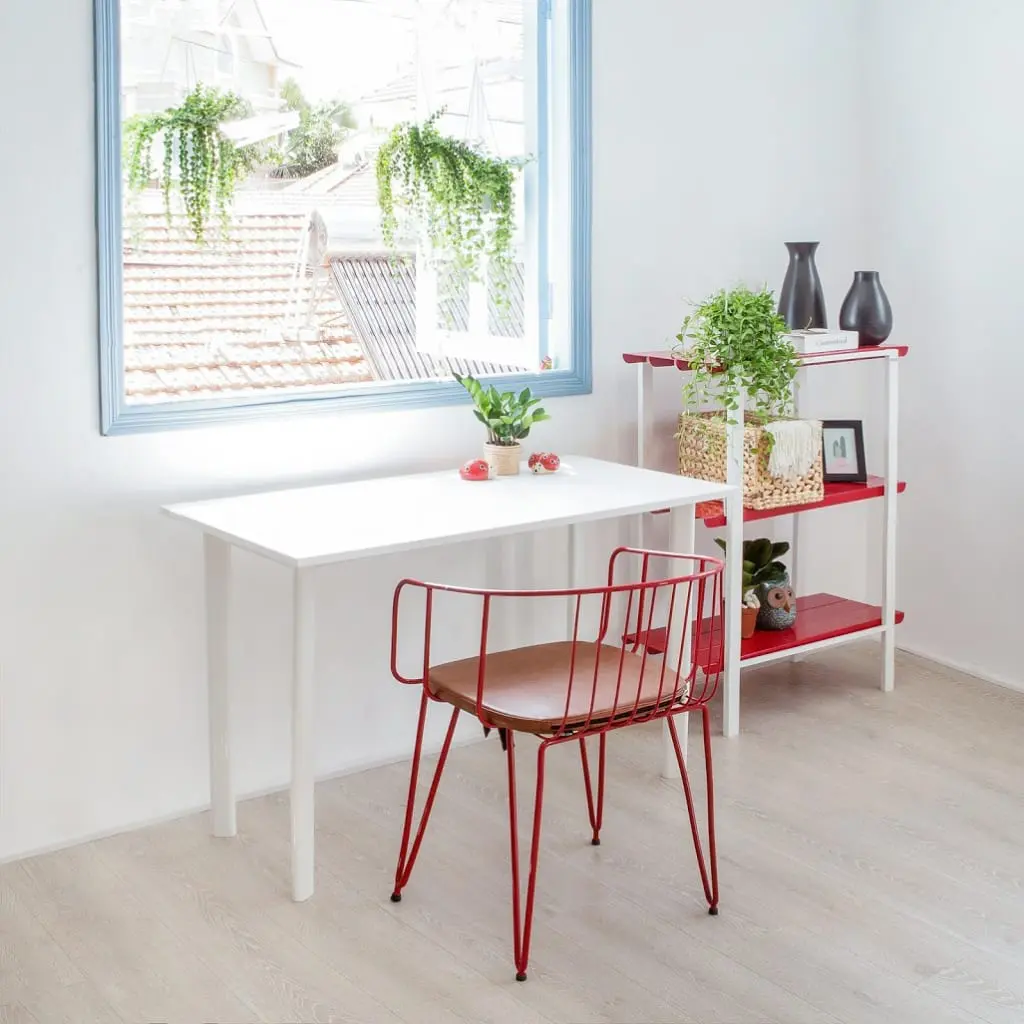 Bàn làm việc tối giản cũng khiến chị em đỡ xao lãng, mất tập trung trong công việc