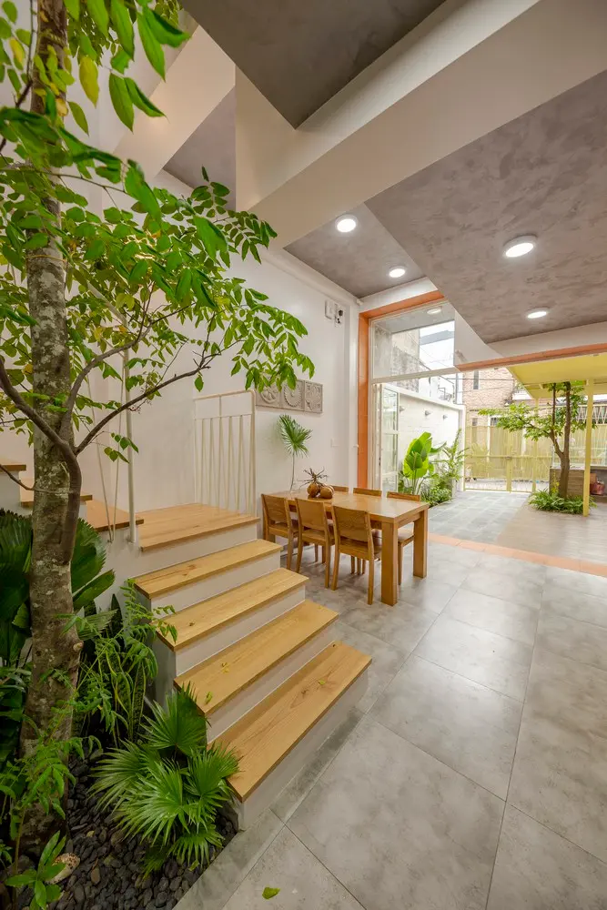 Ở tầng trệt, từ cổng đến phòng khách là không gian mở rộng của quầy hàng đồ uống khi cần thiết