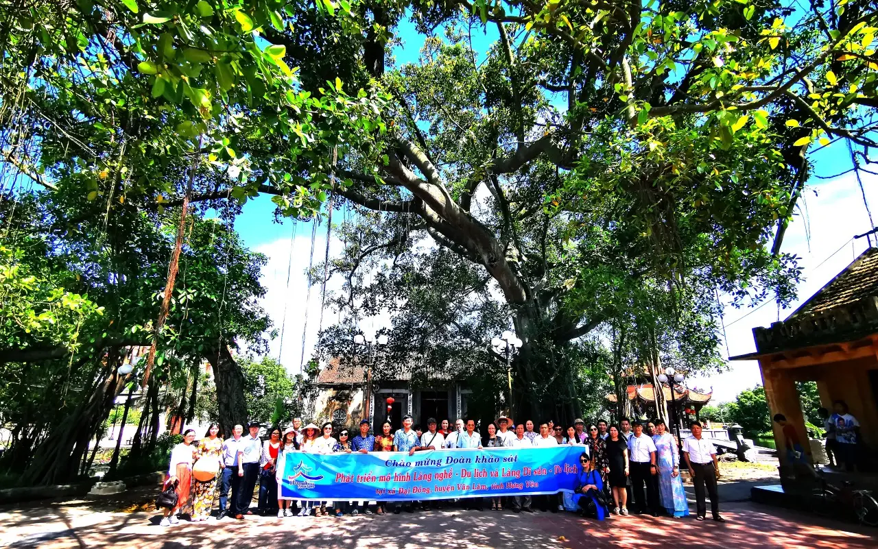 Các đại biểu thăm quan làng Nôm, xã Đại Đồng
