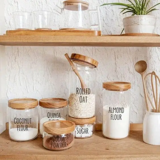 Dù hơi tẻ nhạt nhưng đây cũng là một trong những cách dễ nhất và rẻ nhất mang lại không gian gọn gàng cho phòng bếp nhỏ. Đặt các nguyên liệu nấu ăn hay sử dụng vào lọ thủy tinh trong suốt và dán nhãn sẽ giảm thời gian lục lọi tủ bếp tìm nguyên liệu nấu ăn. 