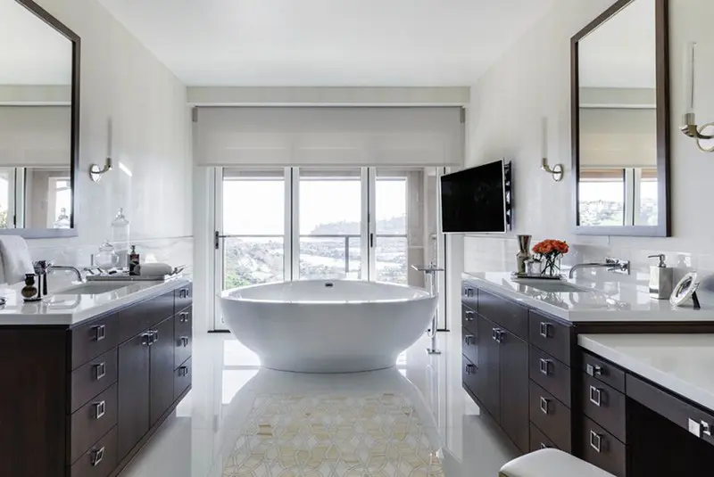 So với bồn tắm hình chữ nhật thì hình oval đem đến cho người dùng cảm giác nhỏ gọn hơn nhiều