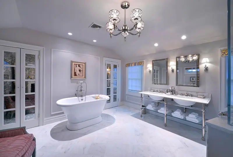 Mẫu bồn tắm oval thành cao mang đến người dùng sự thoải mái, dễ chịu khi sử dụng, đồng thời cũng tiết kiệm được khá nhiều không gian