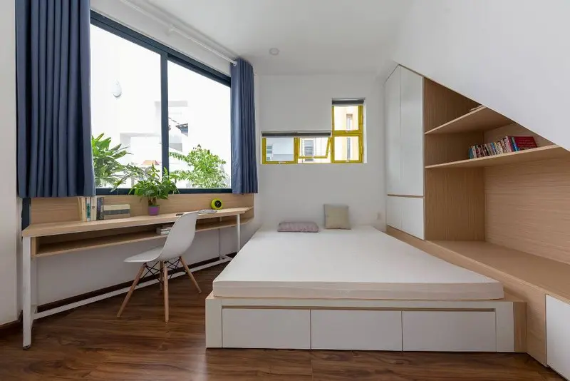 Phòng ngủ bố trí cạnh bàn làm việc và kệ sách