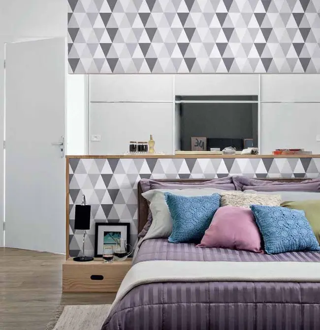 Chỉ với một mảng tường họa tiết đơn giản thôi nhưng bạn có thể dễ dàng nhận thấy trông căn phòng trở nên thu hút hơn rất nhiều