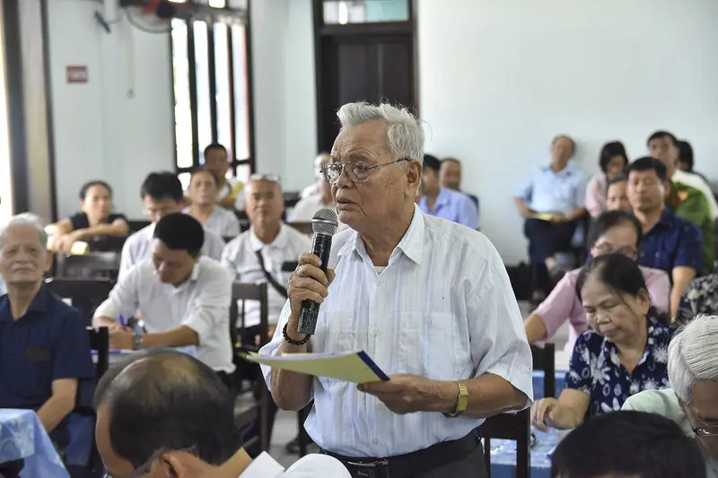 Ông Lê Trọng Lư, một cư dân tại chung cư, phát biểu ý kiến tại buổi đối thoại. Ảnh: N.DO