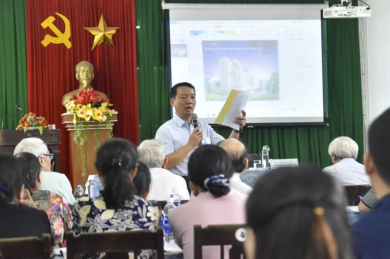 Tại buổi đối thoại, ông Lê Trọng Lư, một cư dân của chung cư nêu ý kiến: "Khi thực hiện dự án cần đảm bảo đúng với quy hoạch, bản vẽ. Trong quá trình thực hiện phải bố trí cho dân đi, ở hài hòa, hợp lý, đừng để người dân chịu thiệt thòi vì người dân ở đây đã thiệt thòi nhiều năm qua rồi.” Đa số người dân kỳ vọng thành phố chọn chủ đầu tư có năng lực và cam kết thời gian thực hiện dự án từ 1 đến 3 năm. "Nhiều dự án ở Hà Nội, TP.HCM kéo dài rất lâu vẫn chưa hoàn thành, chúng tôi rất lo ngại nếu dự án này cũng vậy" - một người dân chia sẻ. Chính quyền luôn đứng cạnh người dân Giải đáp hết những thắc mắc của người dân, ông Phan Thiên Định nói: "Việc cải tạo xây dựng lại khu chung cư Đống Đa không phải là thu hồi đất của người dân để cấp cho chủ đầu tư. Đây là việc người dân lựa chọn nhà đầu tư tham gia thực hiện dự án để đảm bảo an toàn tính mạng, tài sản cho chính mình".