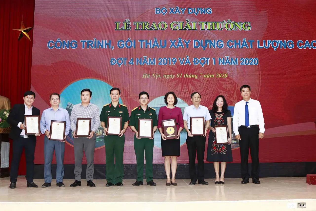 Cục trưởng Cục Giám định Nhà nước về chất lượng công trình xây dựng Phạm Minh Hà trao Giải cho các đơn vị