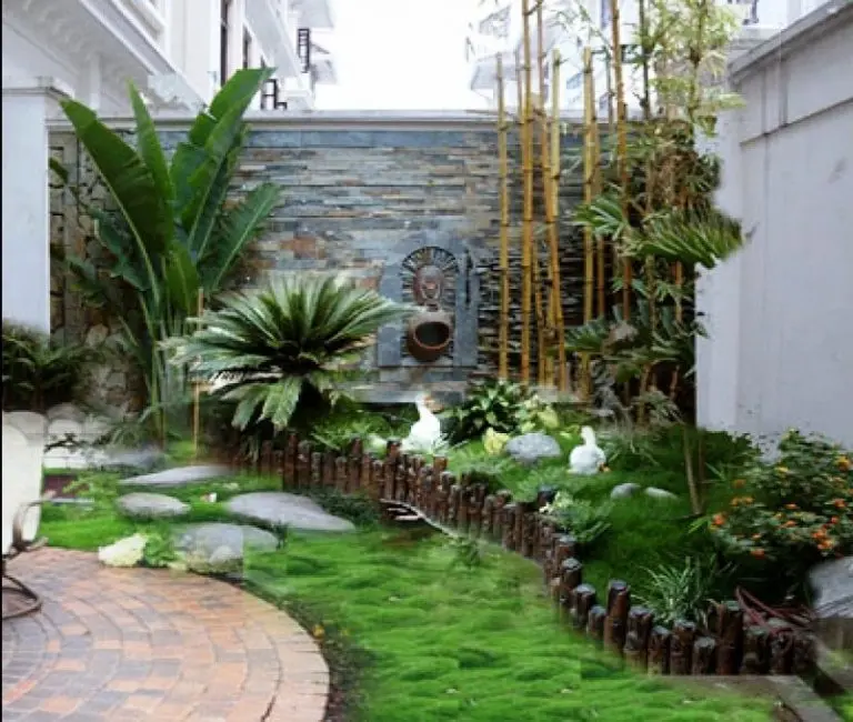 Hoàn toàn có thể biến "góc chết" gầm cầu thang trở thành một điểm nhấn với hồ nước và cây xanh bắt mắt như thế này. Không chỉ tối ưu diện tích "góc chết", mẫu vườn nhỏ này còn tạo thêm vẻ đẹp nổi bật cho kiến trúc nhà.