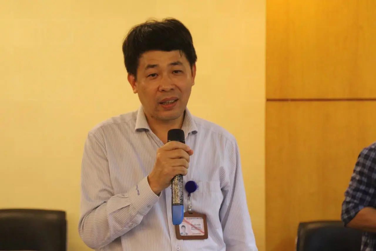 Ông Mai Văn Phấn trao đổi tại họp báo