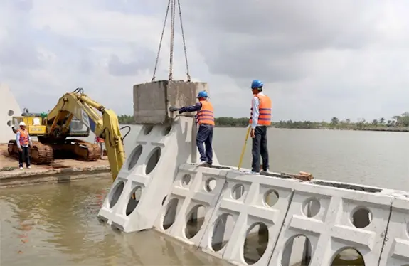 Người Việt Nam đã thực hiện công tác trị thủy, quai đê lấn biển qua nhiều thế hệ và rất giàu kinh nghiệm trong lĩnh vực này. Đó là tiềm năng lớn! Ảnh: moitruong.com.vn