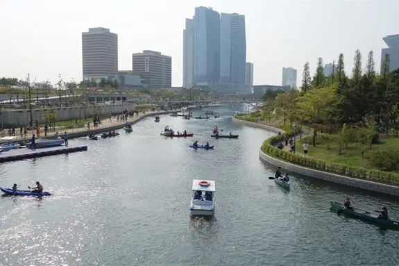 Hồ nhân tạo thuộc công viên Central Park của dự án Quận Kinh doanh Quốc tế ở Hàn Quốc. Ảnh: Business Insider.