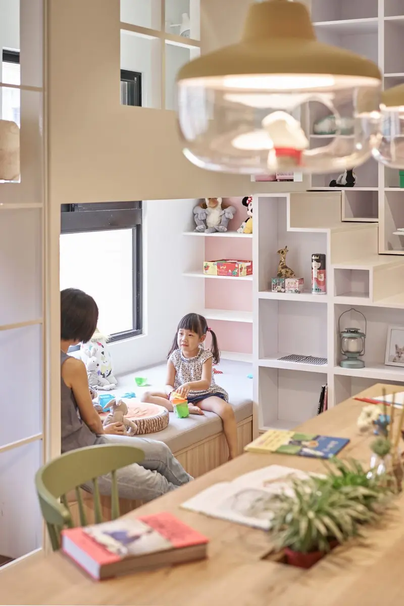 Niềm vui của đôi vợ chồng mỗi ngày sau khi làm về là được chơi đùa cùng con
