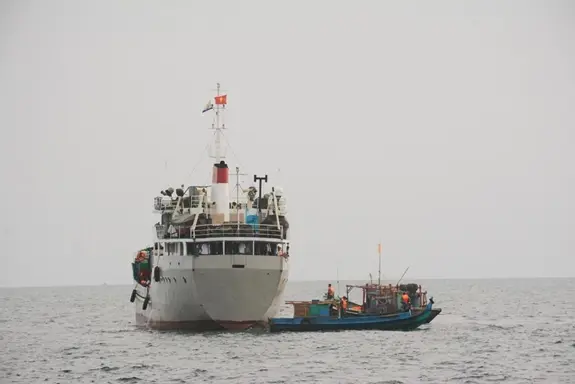 Tàu HQ 632, Bộ tư lệnh Vùng 5 Hải quân trong hành trình dọc tuyến biển, đảo Tây Nam của Tổ quốc. Ảnh: Thu Hà.