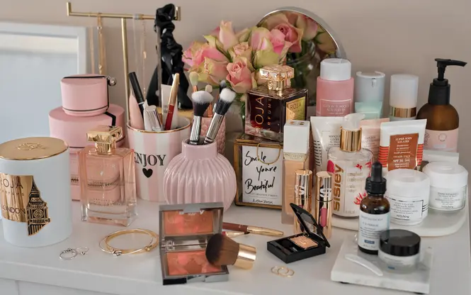 Đặt bàn make-up vào trong phòng quần áo vừa thuận tiện cho việc làm đẹp
