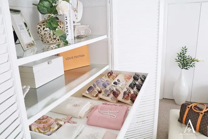 Lý tưởng nhất là nên mua một chiếc tủ đựng trang sức riêng: Vừa gọn gàng, dễ chọn lựa lại đẹp.
