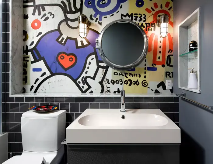 Sử dụng tranh vẽ tường Graffiti trong phòng tắm là một ý tưởng cực hay cho các nam tuổi teen. Chắc chắn con cái của bạn sẽ thích mê.