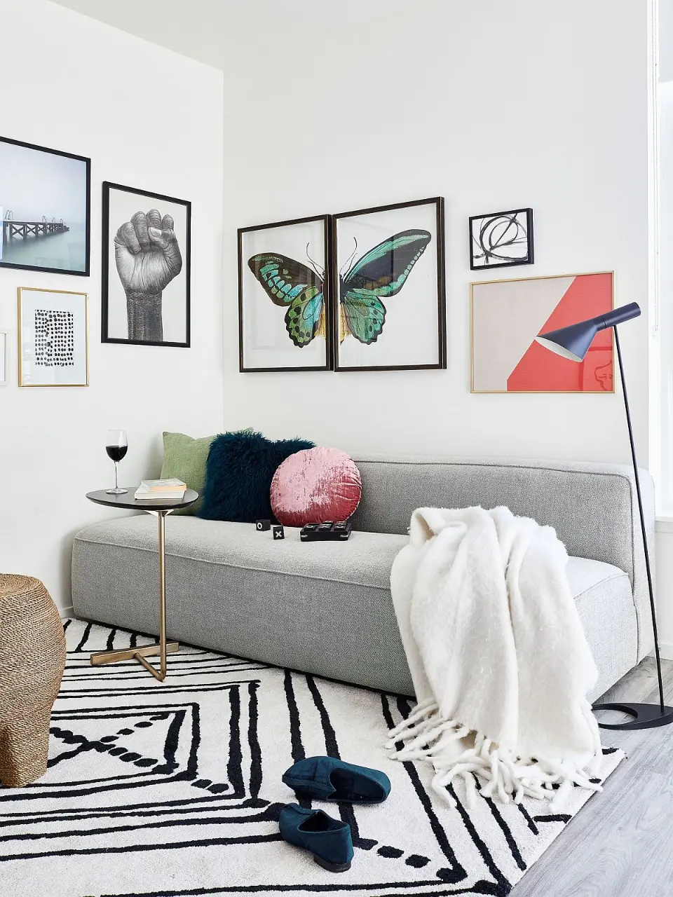 Màu trung tính của sofa có thể kết hợp hài hòa với các gam màu khác