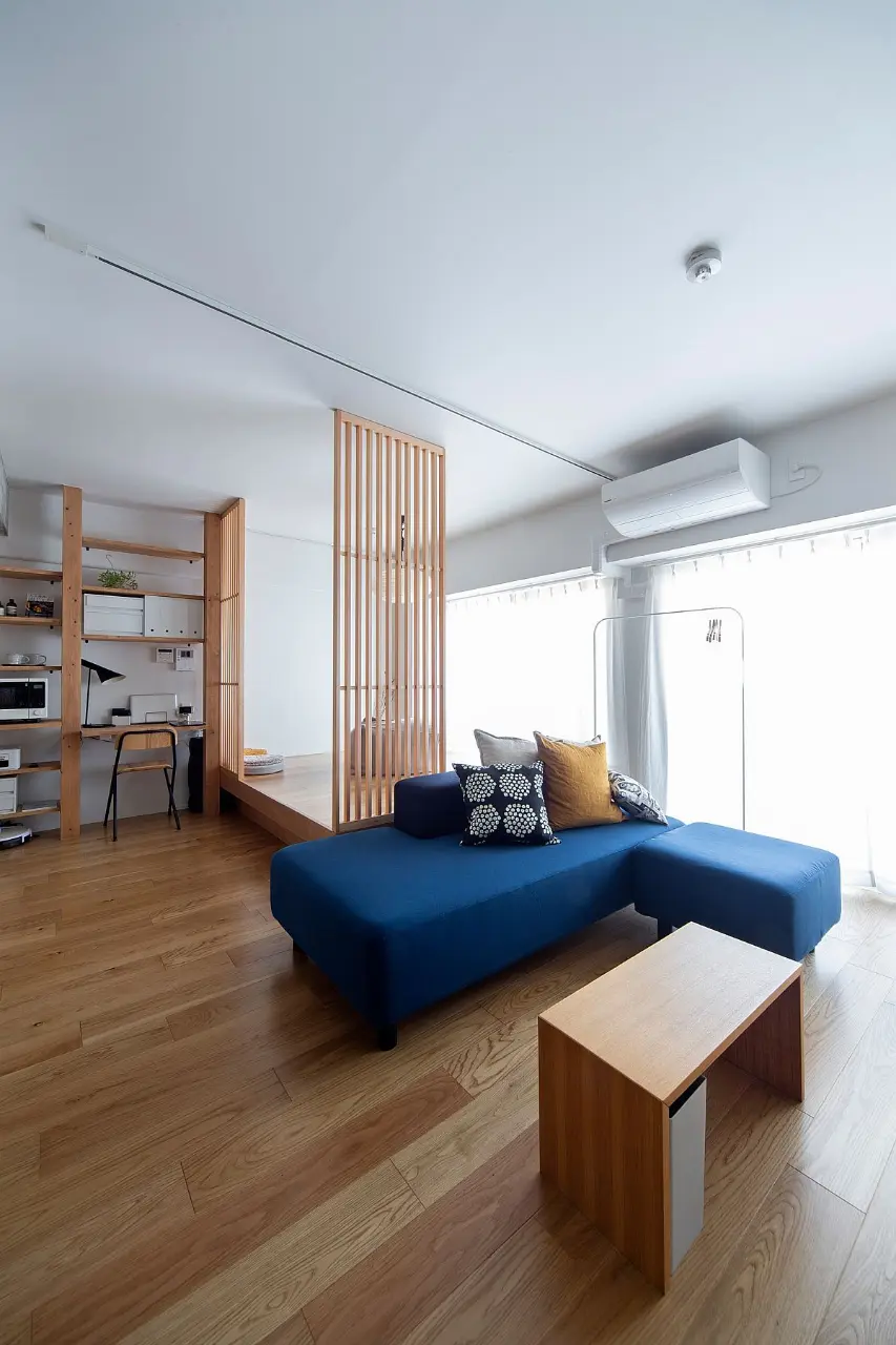 Sofa có mặt ở phòng khách giúp căn phòng được cân đối, hài hòa