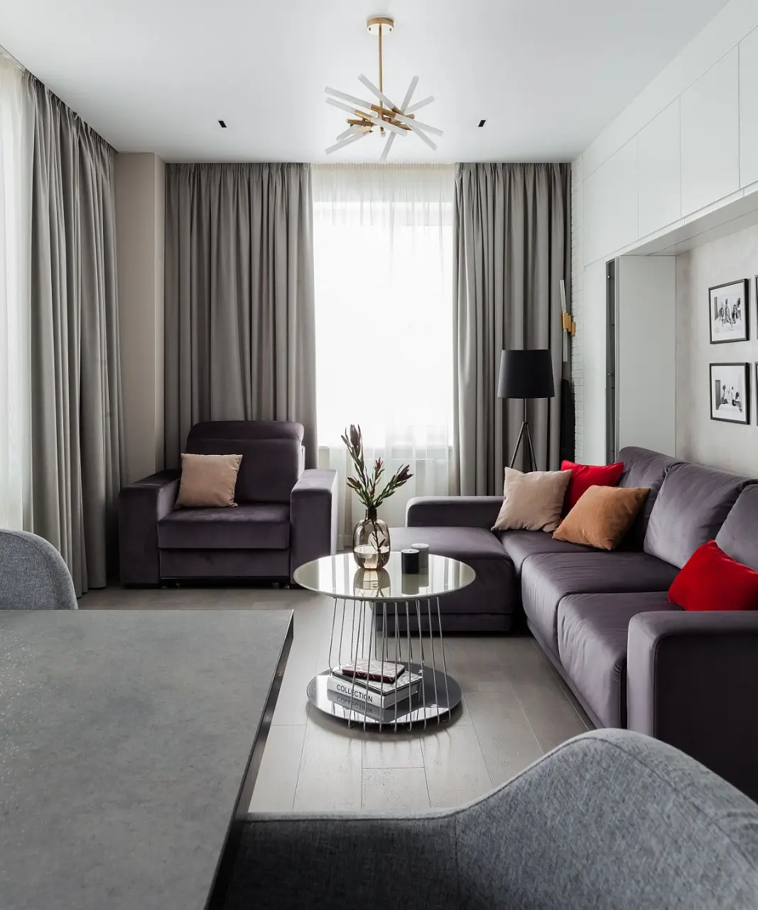Sofa có mặt ở phòng khách giúp căn phòng được cân đối, hài hòa