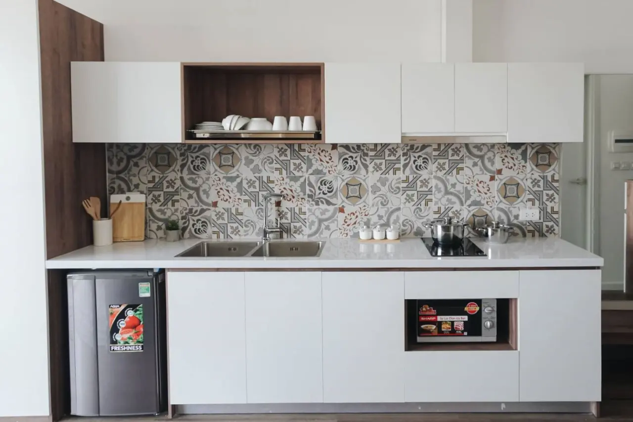Chất liệu phủ bề mặt Laminate được sử dụng khá nhiều cho khu vực tủ bếp
