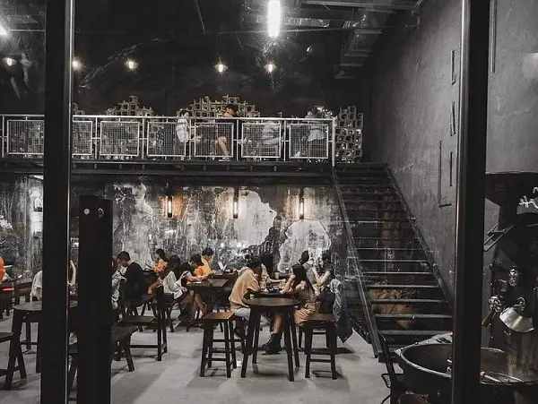 Những bức tường của quán café thêm phần phá cách và trẻ trung nhờ hiệu ứng sơn giả bê tông.