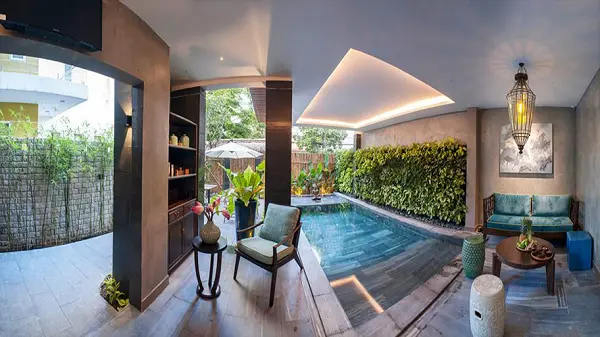 Sơn hiệu ứng giả bê tông ở khu vực hồ bơi làm tôn bật lên sắc xanh của cây lá.