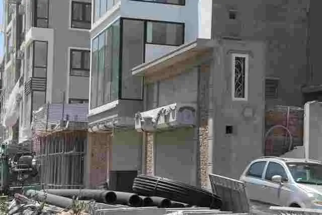 Cách đó không xa, số 45 đường Vũ Trọng Phụng, diện tích còn lại sau GPMB chỉ 8,81m2. Tuy nhiên, ngôi nhà vẫn được cấp phép xây dựng ki-ốt cao 4,2m. Ngoài ra, còn có các căn số 5, 49, 63 cũng "siêu mỏng, siêu méo" không kém. 