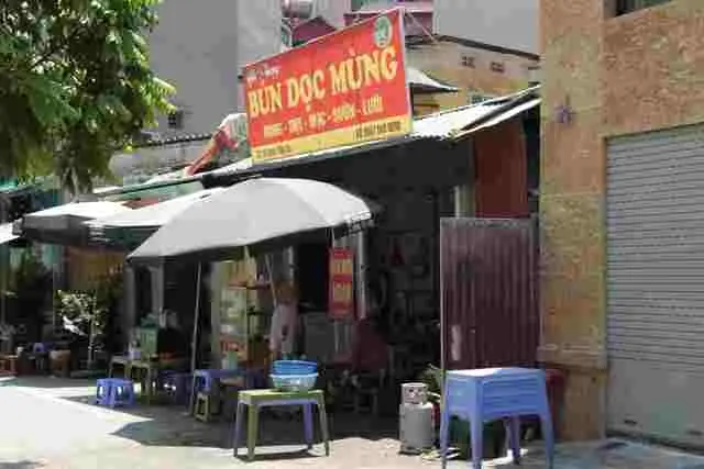 Căn nhà số 65, đường Khúc Thừa Dụ (quận Cầu Giấy) được dựng bằng khung thép, mái tôn, có chiều dài chưa đến 1m, chiều ngang khoảng 4m ngang nhiên tồn tại. 