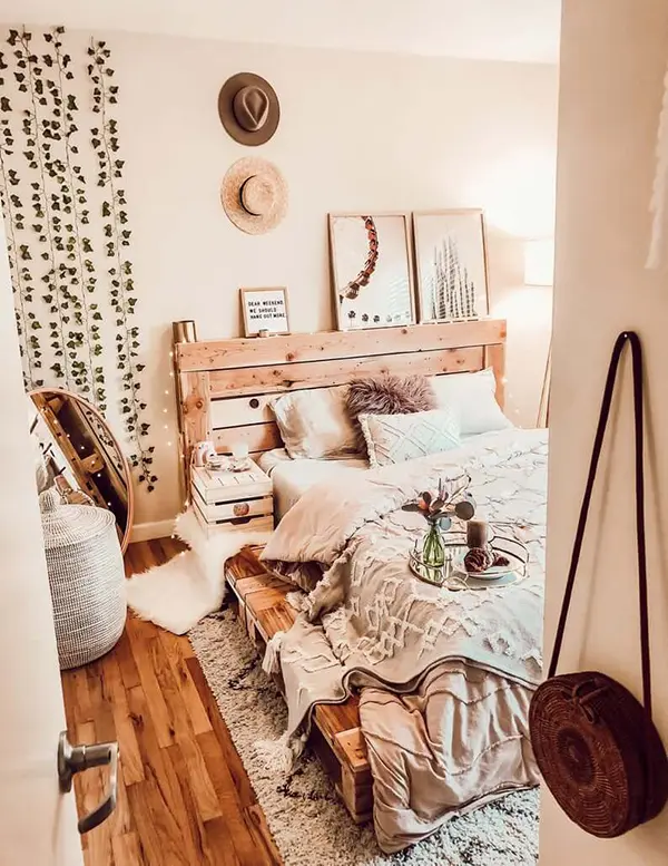 Giường gỗ pallet là ý tưởng hàng đầu cho phong cách boho. Ở đây chị em hãy để gỗ nguyên bản nhất có thể và sơn dầu để giữ tone màu ấm tự nhiên của gỗ. Đặt giường trên tấm thảm giúp căn phòng có vẻ sang hơn và bảo vệ sàn nhà của chị em. Có rất nhiều hoa văn và họa tiết trong phòng ngủ này nhưng chúng không bị rối vì các tone màu nâu tương tự nhau, chỉ là sắc độ mà thôi.