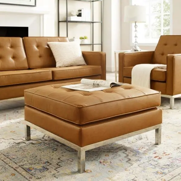 Đi cùng với ghế sofa cùng màu, chiếc ghế giờ đây đã trở thành bàn cà phê thật phong cách