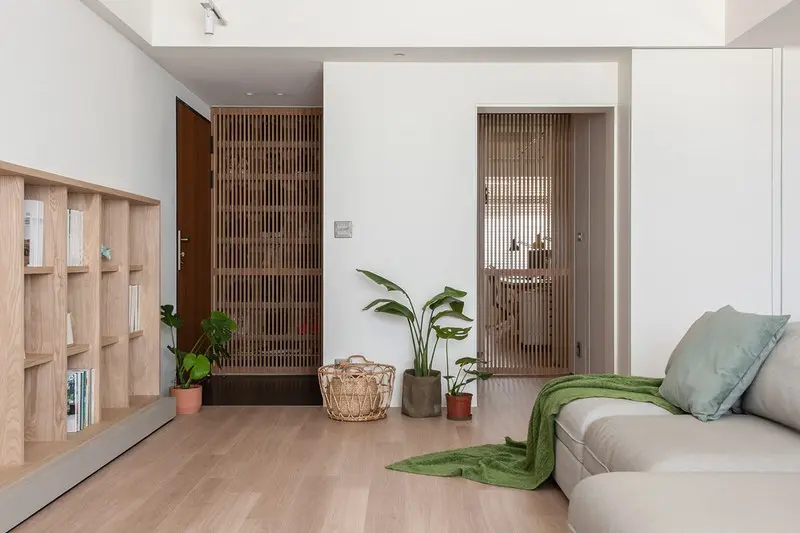 Nội thất chủ yếu làm từ gỗ công nghiệp, nhưng màu sắc và đường vân sắc sảo không khác gì gỗ tự nhiên. Cây mang đến mảng xanh, tạo điểm nhấn cho không gian nội thất gỗ.