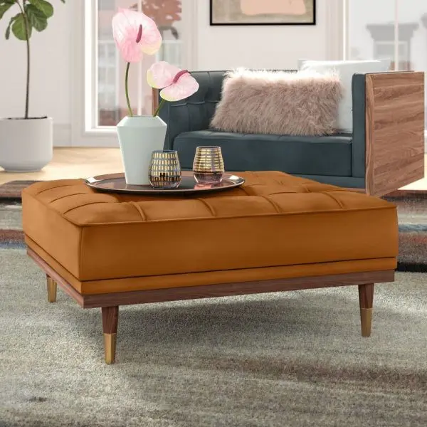 Một chiếc ghế đẩu được biến tấu có kích thước dài hơn so với thông thường, để có thể làm bàn hoặc ngồi cùng lúc 2 người
