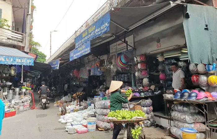 Người dân ngang nhiên dựng ki-ốt bám vào vòm cầu lập chợ, ảnh hưởng nghiêm trọng đến hành lang an toàn đường sắt