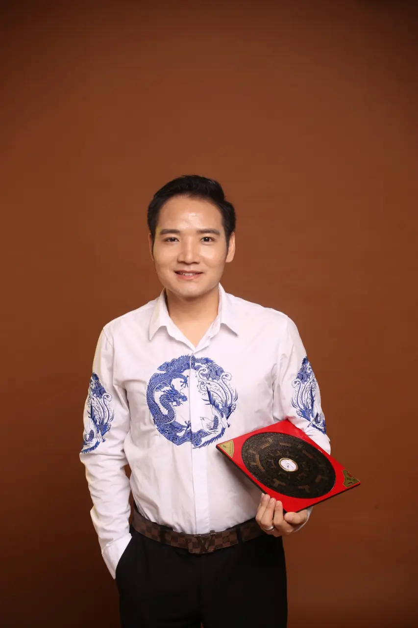 Master Phùng Phương – Chuyên gia Phong thủy của Hiệp Hội Phong Thuỷ Thế Giới. Tốt nghiệp khoá Thiết kế kiến trúc cao cấp sân vườn và ngoại cảnh – ĐH Quốc Gia Singapore Top 5 Siêu trí nhớ Singapore 2008