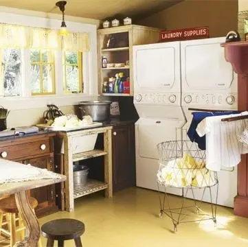 Những gia đình đông người phải giặt nhiều đồ, hãy chọn hai chiếc máy giặt có thể xếp chồng lên nhau để tiết kiệm thời gian và không gian. Dùng một chiếc bàn to để giặt, ủi, may hoặc thậm chí làm đồ thủ công.