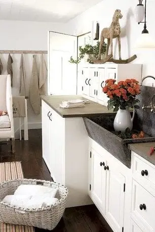 Để có phòng giặt là ấm áp, nhẹ nhàng hơn thì đừng quên chọn gam màu trung tính