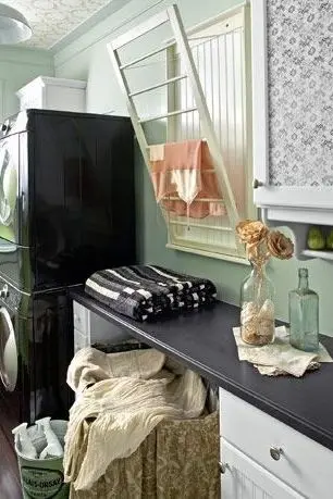 iàn phơi có thể chiếm không gian phòng giặt. Thay vào đó, hãy lắp một giá phơi đồ có thể thu gọn, như giá này bật ra khỏi tường để treo đồ khô hay bất kỳ vật dụng mỏng manh nào. 