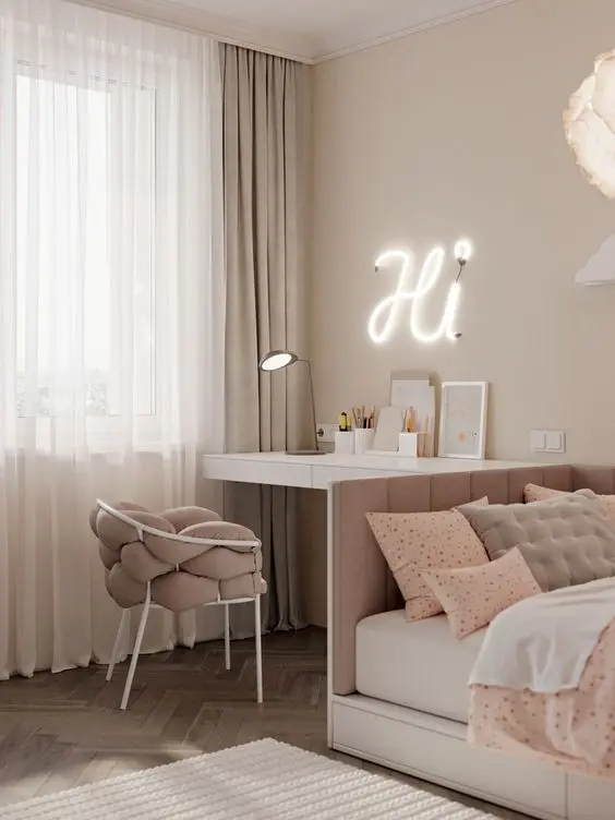 Một căn phòng ngủ với màu hồng nude làm tông chủ đạo mang lại nét nữ tính và dịu dàng. Chiếc đèn trên bàn làm việc cũng là một điểm nhấn giúp căn phòng trở nên bừng sáng hơn.