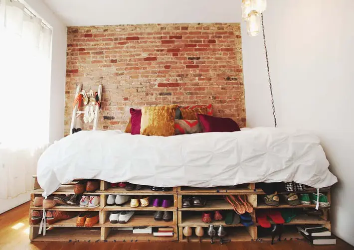 Mẫu giường ngủ gỗ pallet đẹp này chính là sự lựa chọn hoàn hảo cho những cô nàng để mang đến cho căn phòng nét đẹp đầy cá tính. Cùng với việc chồng đôi các tấm pallet sẽ giúp có thêm nhiều ngăn lưu trữ đồ giúp tiết kiệm diện tích, tạo sự thoáng đãng cho không gian mà vẫn đáp ứng nhu cầu của chị em một cách đơn giản nhất.