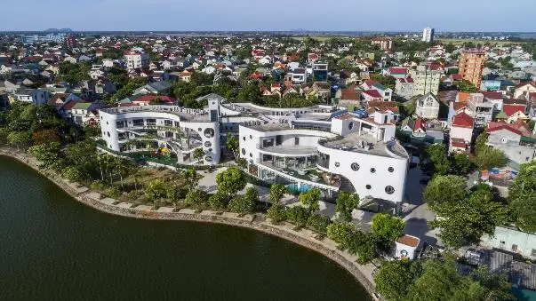 Quần thể tòa nhà nằm cạnh hồ Goong thơ mộng