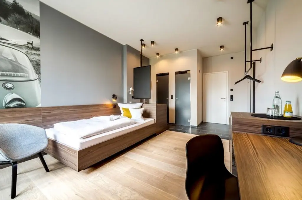 Gỗ Veneer được sử dụng nhiều trong các đồ nội thất gia đình như tủ, bàn ghế, giường,…